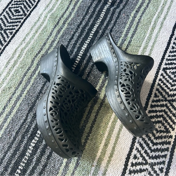 Dansko Pippa black floral cutout rubber clogs size 39 - Picture 4 of 7